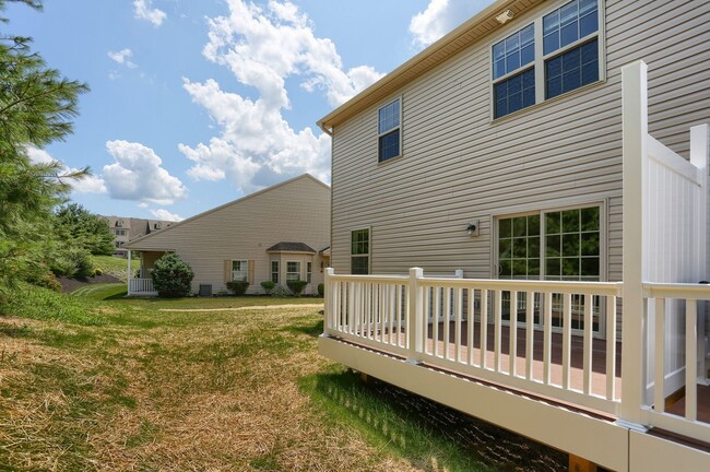 Building Photo - 3 Bedroom Attached home