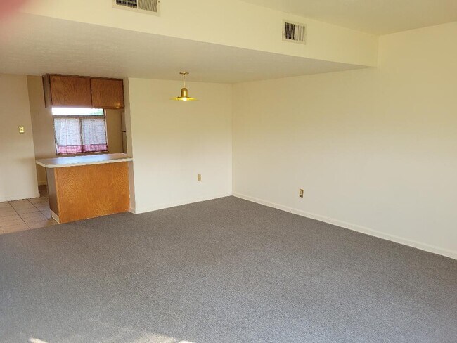 Vista del comedor a la cocina - 3246 Niagara Sq