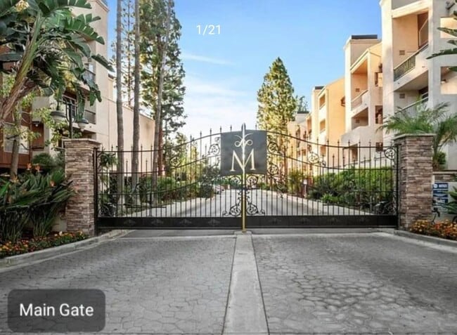 Building Photo - 5565 Canoga Ave