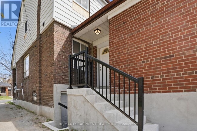 Building Photo - 1049 Glencairn Ave