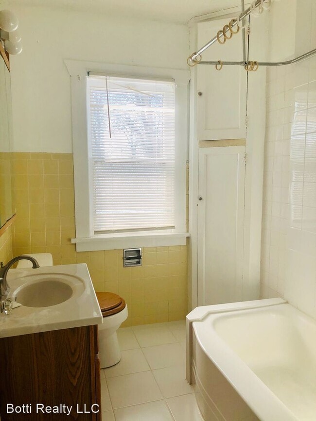 Building Photo - 3 br, 1 bath House - 530 MERRILL Avenue