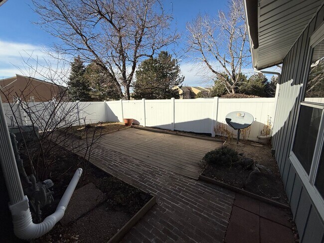 Building Photo - Spacious home right on the goldfcourse