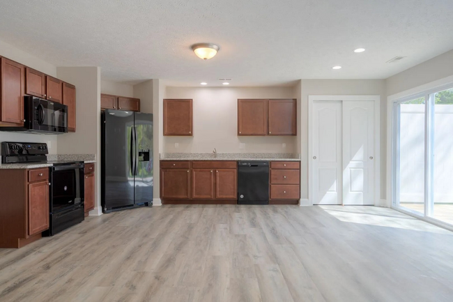 Building Photo - 3 Bed, 3 1/2 Bath, Close to I81 and US460