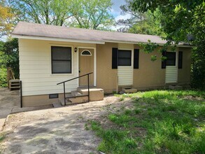 Building Photo - 1136 Chalbena Ave