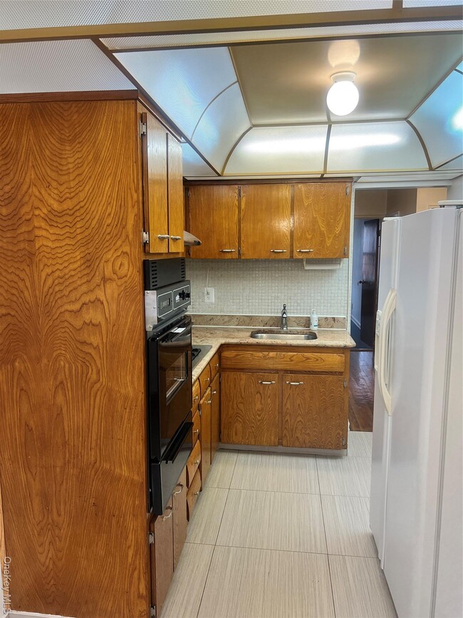 Building Photo - 1019 E 104th St