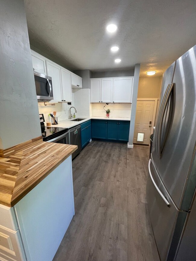 Building Photo - Cozy Historic Hurricane Home w/ Large Lot!...