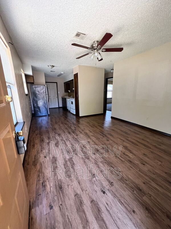 Building Photo - 2609 Oakhurst Dr