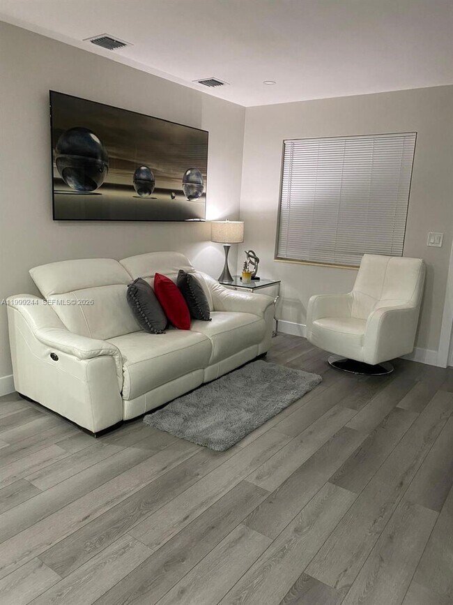 Foto del edificio - 434 Tamiami Blvd