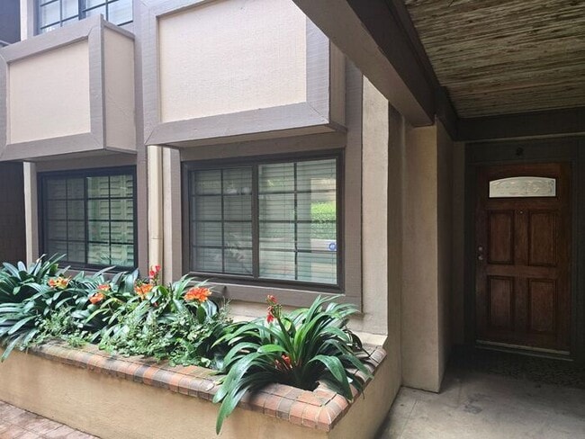 Building Photo - Beautiful 2 Bedroom 2 Bathroom Condo in La Jolla / UTC