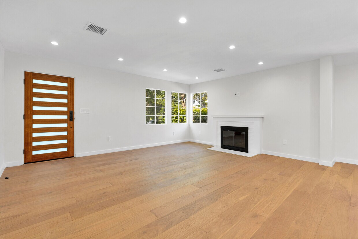 Primary Photo - 3444 S Bentley Ave