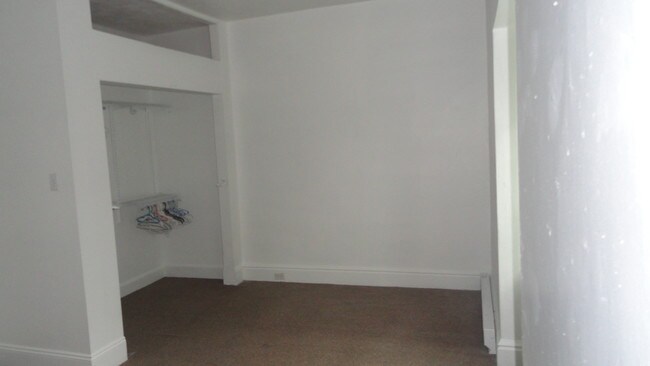 Building Photo - 323 E Cottage Pl