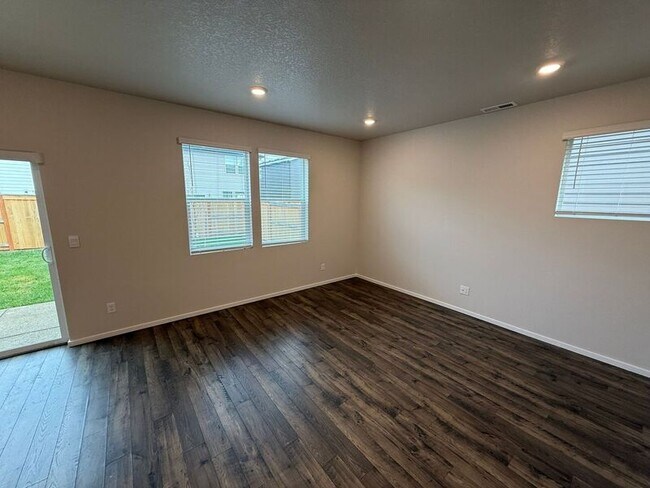 Foto del edificio - 4833 Thyme Ave NE