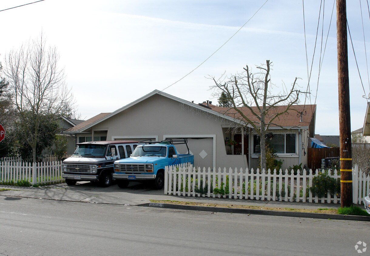 Foto del edificio - 1355-1357 Beachwood Dr