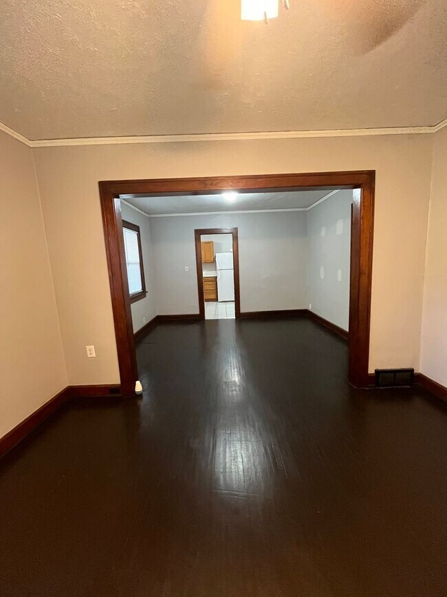 Building Photo - 2 bedroom home with garage available in Rockford