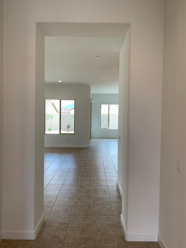 Entrada. Acceso al garaje a la derecha…. - 61 Bordeaux