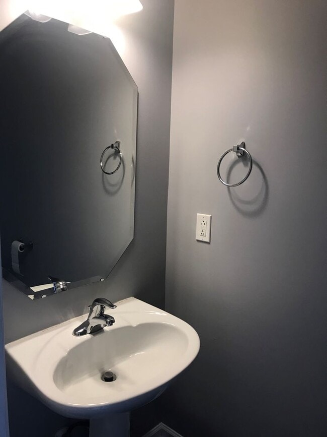 Building Photo - 2BR, 2.5BA Townhome with Garage in Blackma...