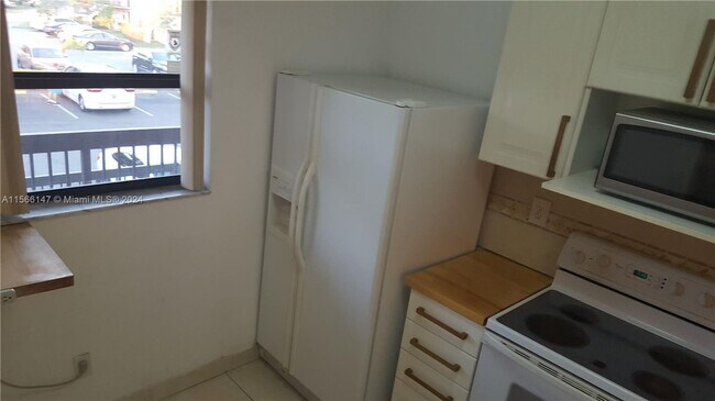 Foto del edificio - 988 NW 104th Avenue 206, Pembroke Pines, F...