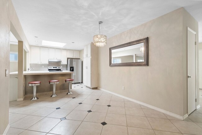 Building Photo - 3 Bedroom 2 Bathroom home available NOW