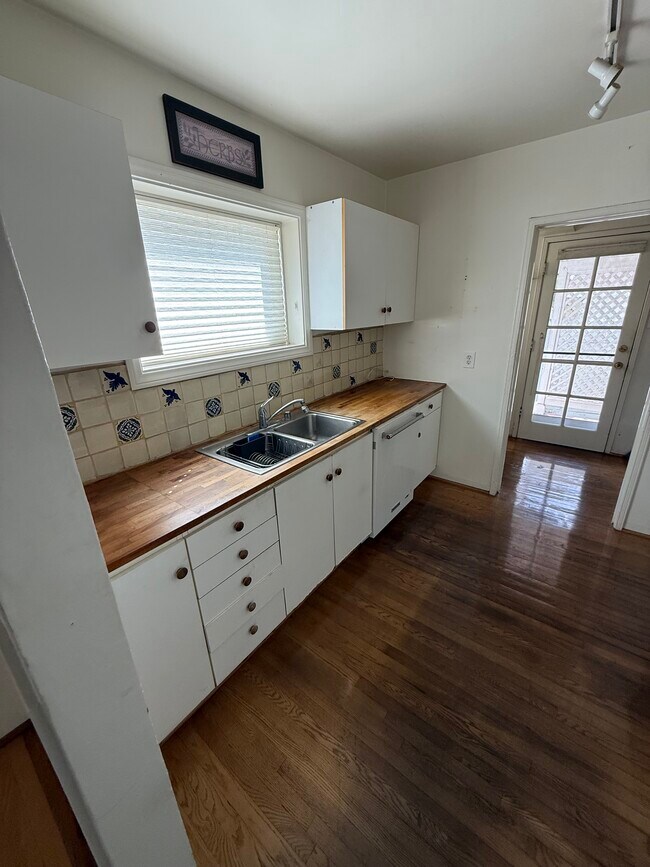 Foto del edificio - 11636 Valley Spring Ln