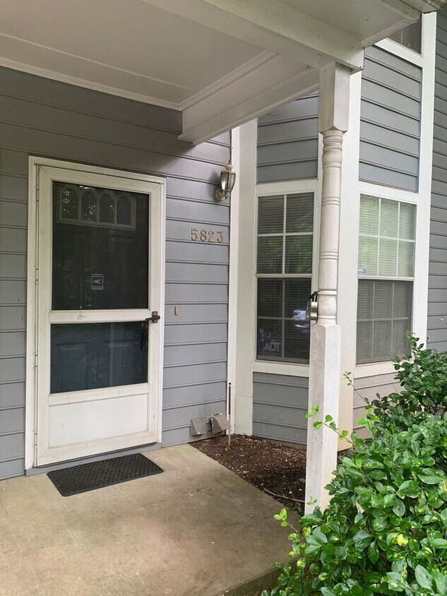 Foto principal - 5823 Green Forest Dr
