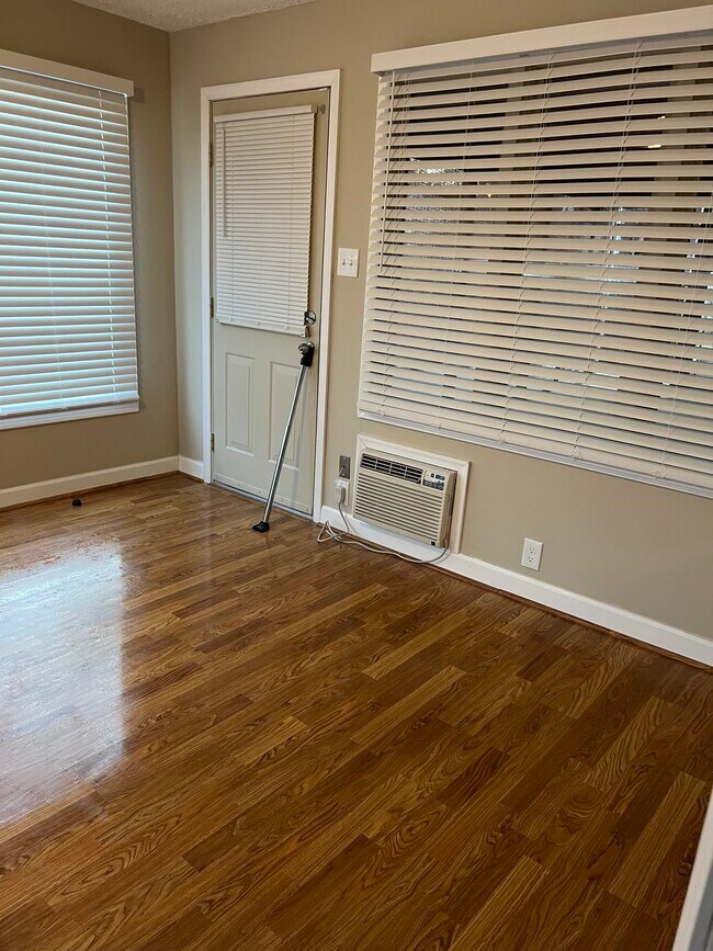 Foto del edificio - 4311 Warwick Rd