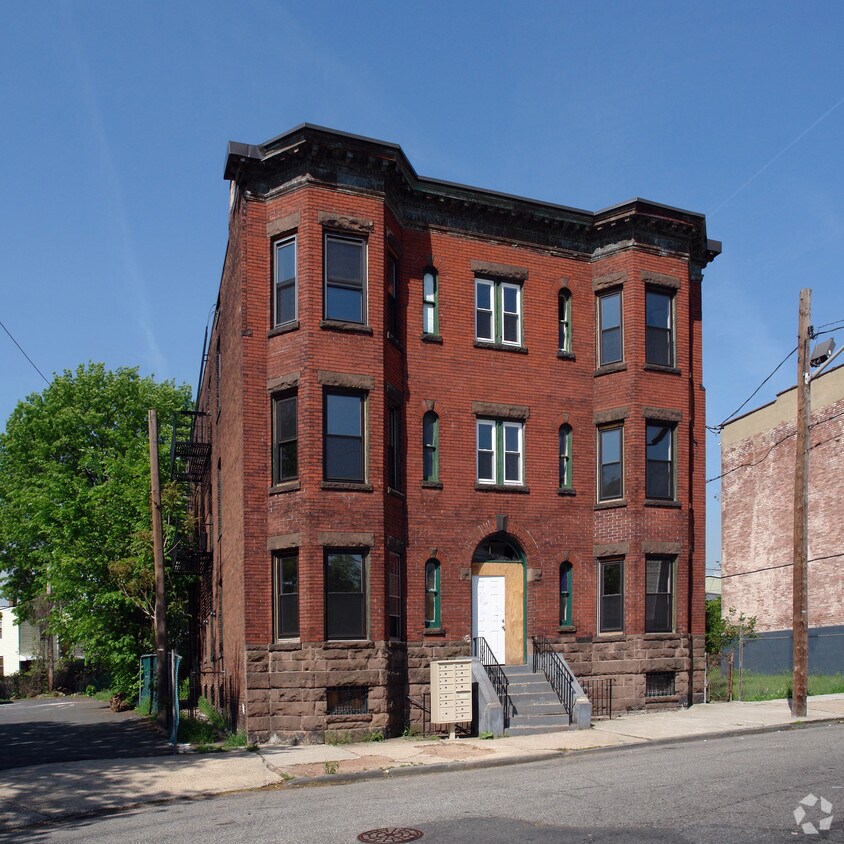 Building Photo - 56-58 Astor St