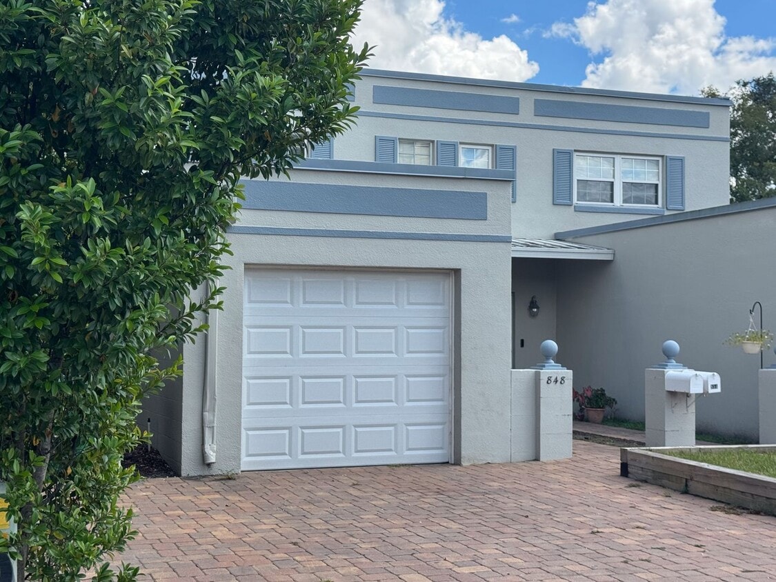 AVAILALBE OCTOBER! Two story Townhouse loc... - AVAILALBE OCTOBER! Two story Townhouse loc...