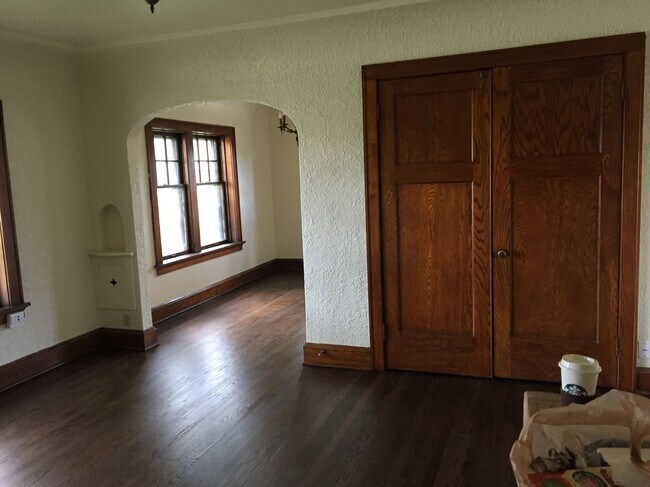 Living room - 3069 S Kinnickinnic Ave