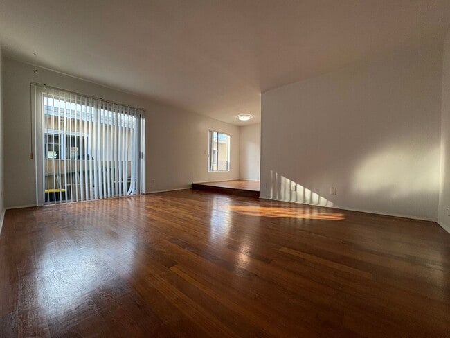 Building Photo - One Bedroom Condo Near Trendy Montana Ave.