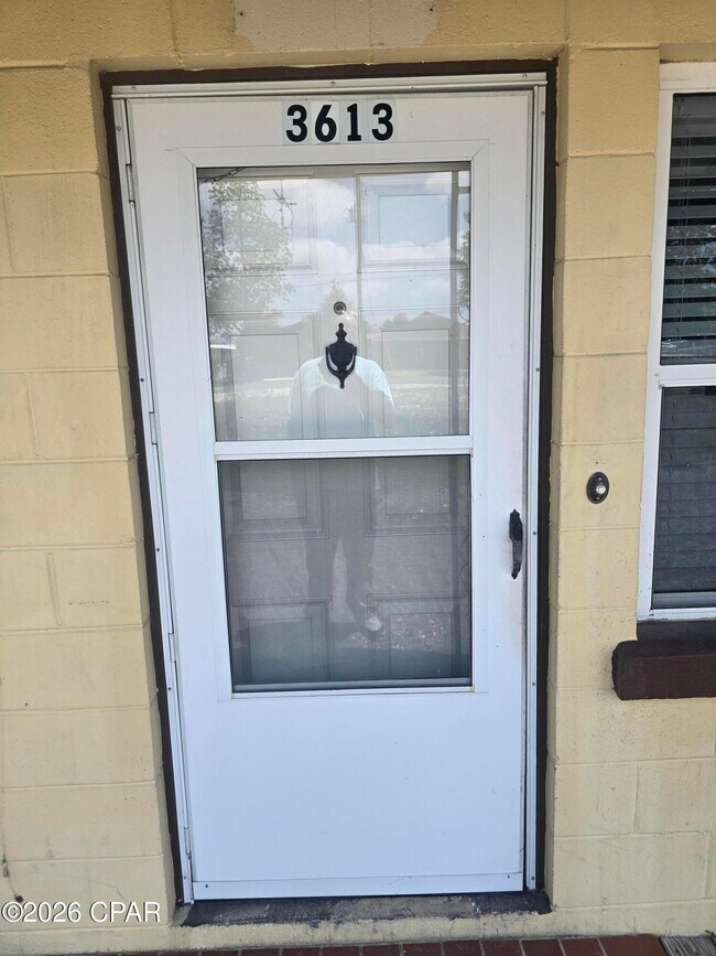 Foto del edificio - 3613 E 14th St