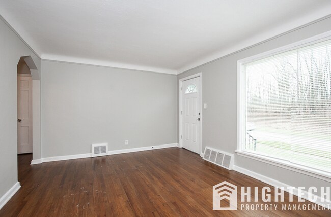 Building Photo - 3 bedroom/1 Barh single family home!