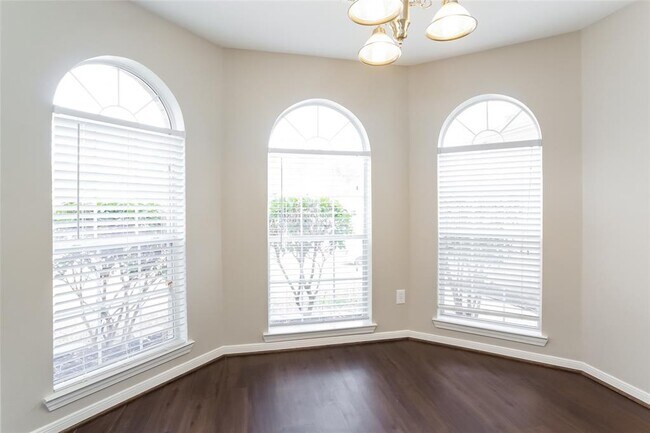 Building Photo - 9808 Woodhollow Dr
