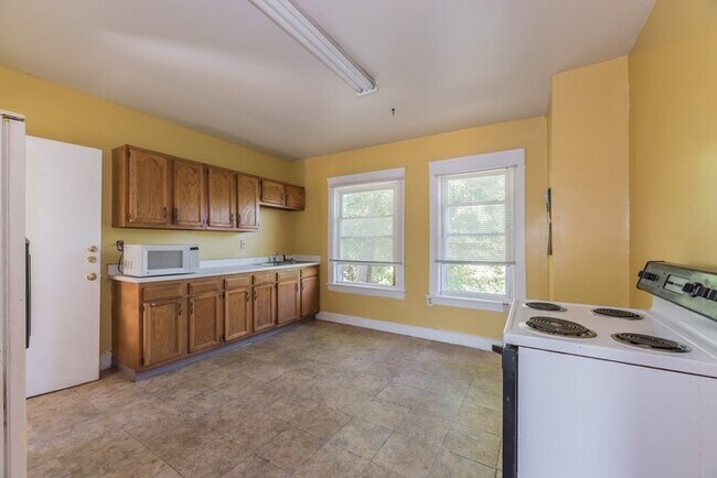 Building Photo - 10921 Grandview Ave