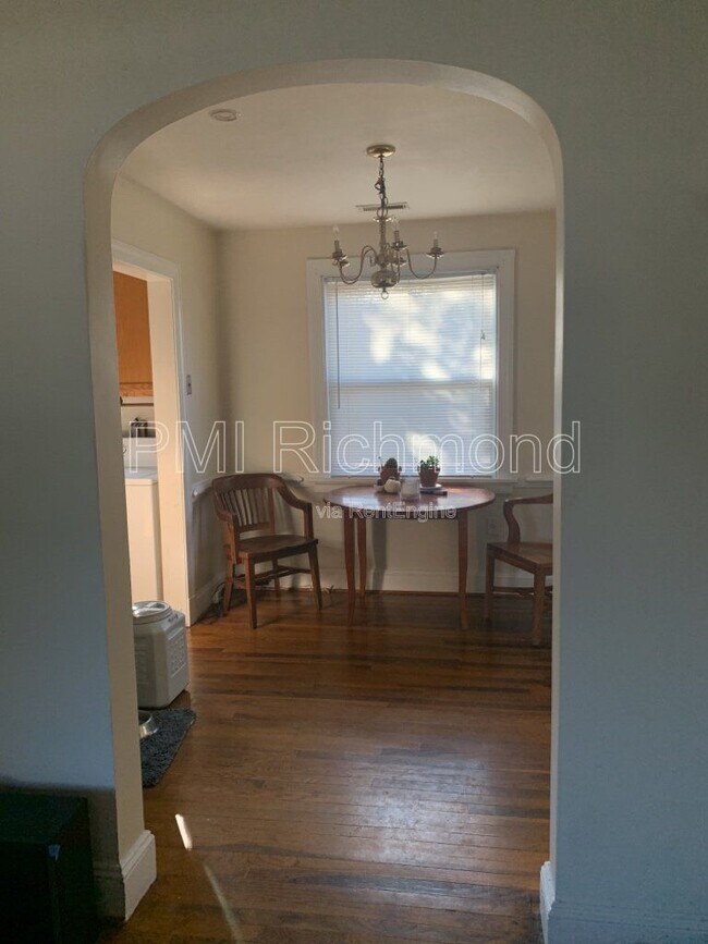Foto del edificio - 2705 Dellrose Ave