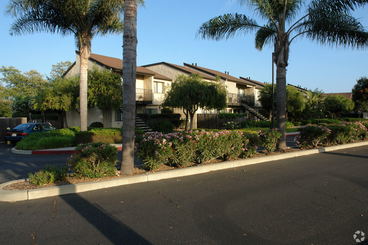 Primary Photo - Hollipat Apartments