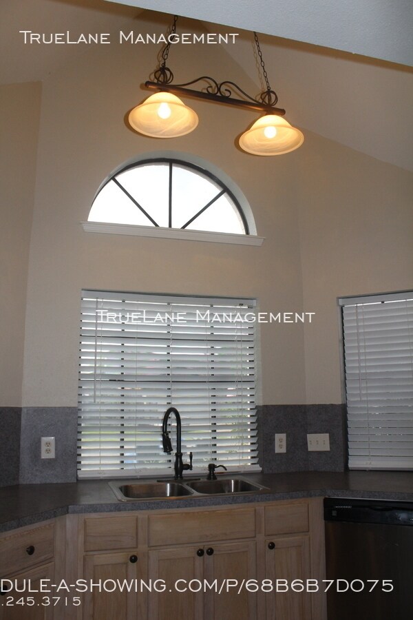 Foto del edificio - 3021 Shady Creek Ln