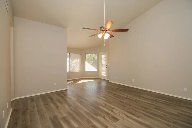 Foto del edificio - 214 N Honeysuckle Ln