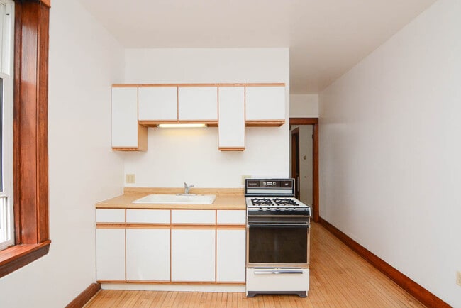 Building Photo - 3121 S May St