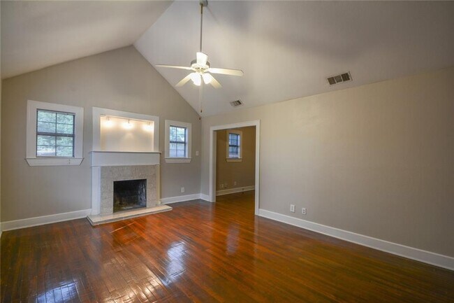 Building Photo - 2500 Manor Rd