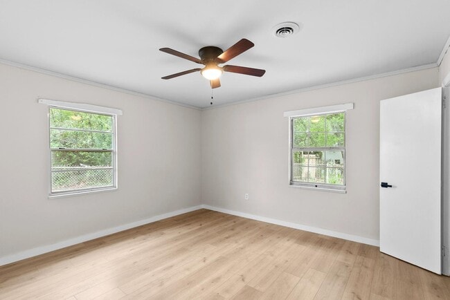 Building Photo - 725 40th Pl