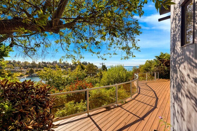 Building Photo - 3 Bedroom Contemporary with Spectacular Vi...