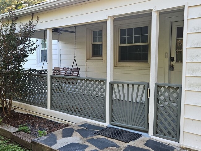 Building Photo - 3 Bedroom, 2 bath Home with Garage in New ...