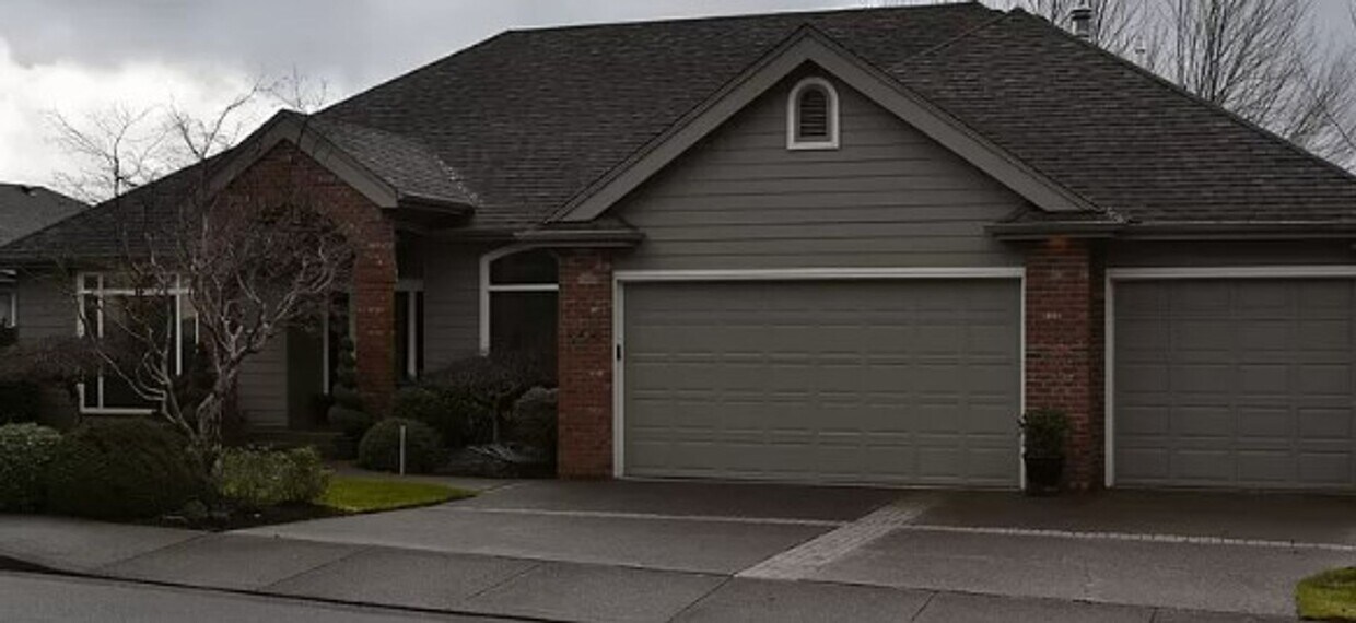 Primary Photo - Luxurious Living on the Greens: Stunning 3...