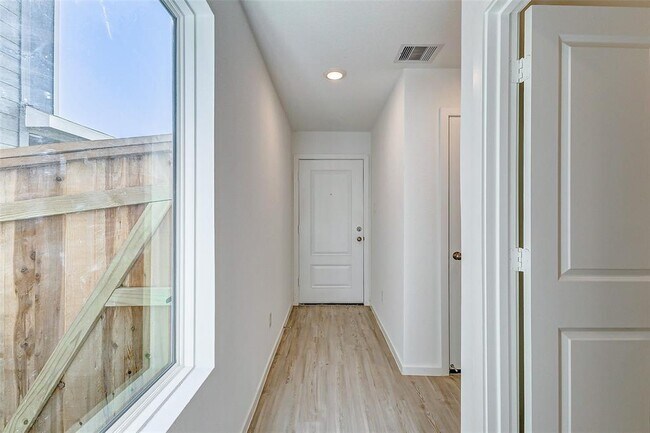 Building Photo - 21401 Carosella Dr