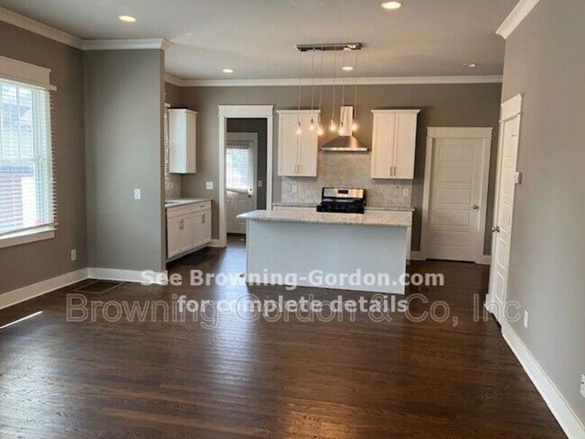 Building Photo - 1305 Villa Pl