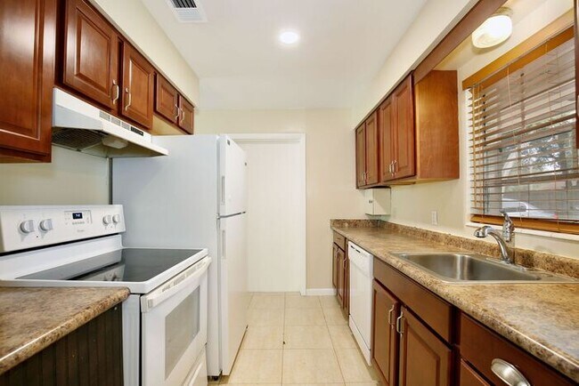 Foto del edificio - Spacious Duplex with 2-Car Garage in Longwood!