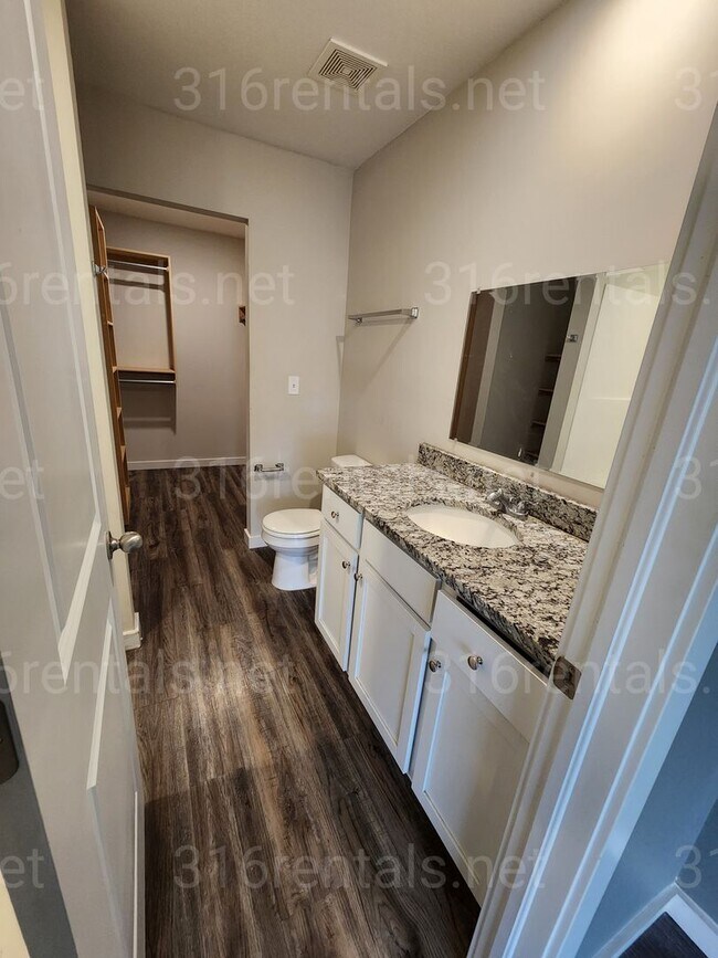 Foto del edificio - 1921 E 69th Ct N