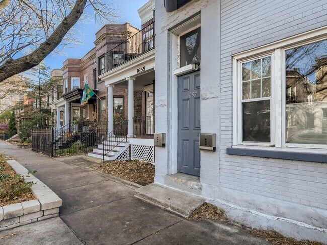 Building Photo - 1657 W Byron St