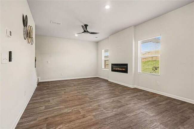 Foto del edificio - 318 Sandy Creek Dr