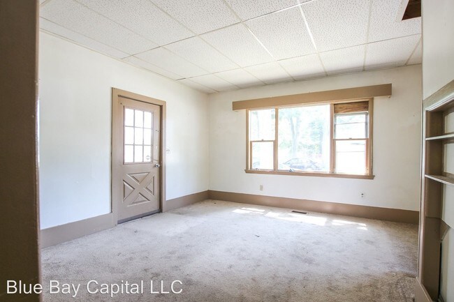 Building Photo - 696 W Forest Ave